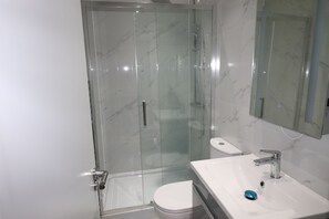Apartemen | Kamar mandi | Shower, pengering rambut,  dan handuk