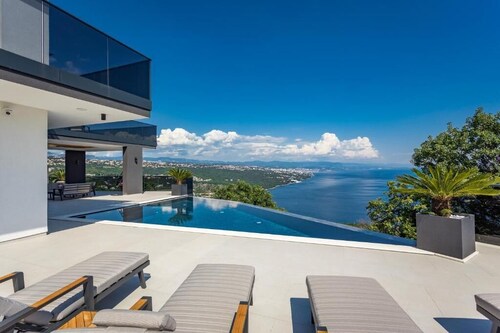 Lux villa w/pool and jacuzzi above Opatija