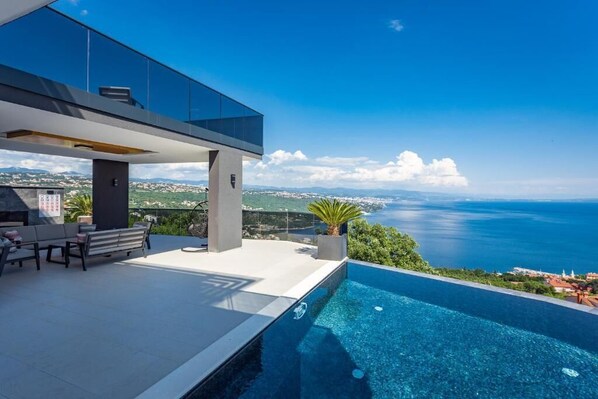 Piscine extérieure, piscine chauffée