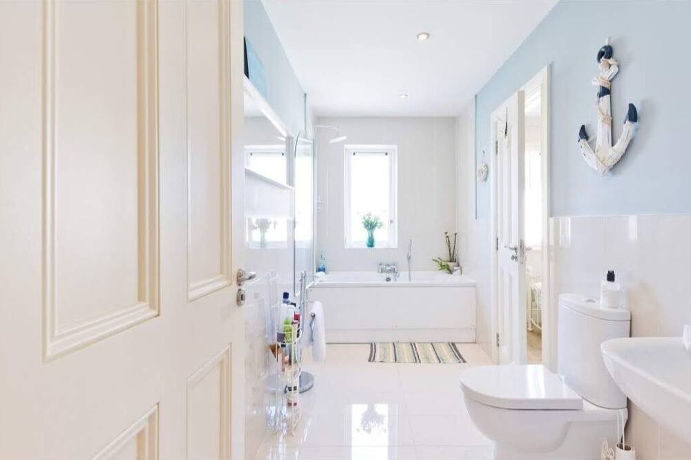 Modern Homestay Room near Dublin Airport - Donore