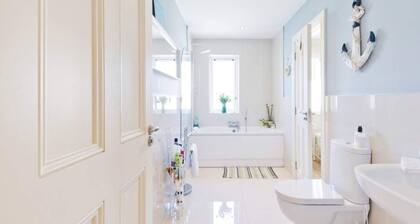 Modern Homestay Room near Dublin Airport