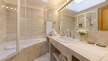 Premium Apartment | Bathroom | Bathtub, hair dryer, slippers, towels