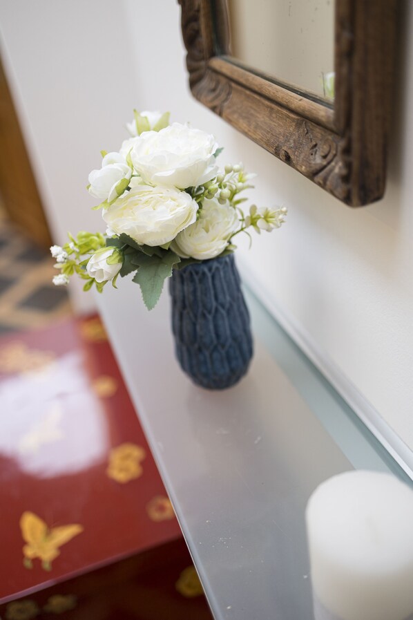 A vase with white flowers on a table. - City penthouse Grand-Place (Brussels)