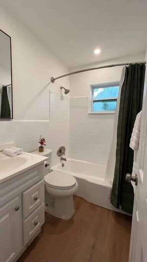 Shower, hair dryer, towels, shampoo - Sunrise Studio-Bright 1 Bed 1 Bath (Fort Lauderdale)