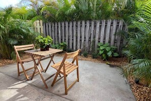 Outdoor dining - Sunrise Studio-Bright 1 Bed 1 Bath (Fort Lauderdale)