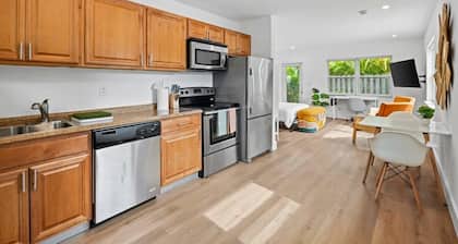 Sunrise Studio-Bright 1 Bed 1 Bath
