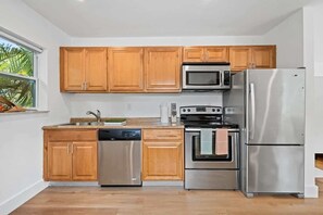 Kjøleskap, mikrobølgeovn, ovn og kokeplater