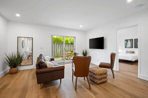 2 soverom, skrivebord, strykejern/-brett og reiseseng for barn