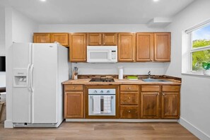 Kjøleskap, mikrobølgeovn, ovn og kokeplater