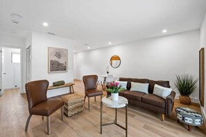 TV, offices - Modern Stay Condo- 2 bed 1 bath Near Riverwalk (Fort Lauderdale)