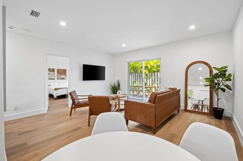 Modern Sailboat Bend Condo – Spacious 2BR/2BA