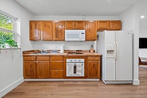 Kjøleskap, kokeplater, kaffetrakter/tekoker og kjøkkenutstyr