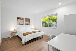 2 bedrooms, desk, iron/ironing board, WiFi - Modern Sailboat Bend Condo – Spacious 2BR/2BA (Fort Lauderdale)