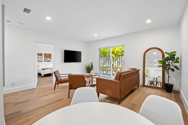 TV, offices - Modern Sailboat Bend Condo – Spacious 2BR/2BA (Fort Lauderdale)