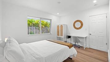 2 bedrooms, desk, iron/ironing board, WiFi