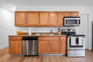 Frigorífico, microondas, horno y placa de cocina