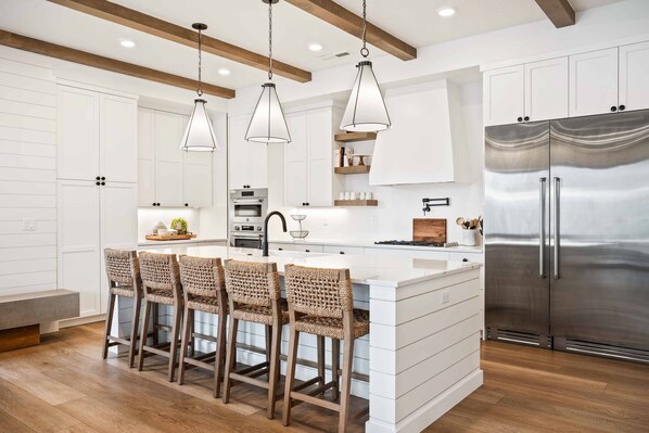 Cocina privada | Refrigerador, horno, cafetera y tetera y tostadora 