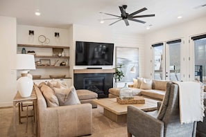 Huis, 6 slaapkamers | Woonruimte | Een smart-tv