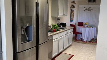 Casa, 2 habitaciones | Cocina privada | Refrigerador, horno, cafetera y tetera y tostadora