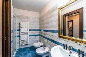 Deluxe-Apartment, Balkon, Stadtblick (San Giorgio) | Badezimmer | Hausschuhe
