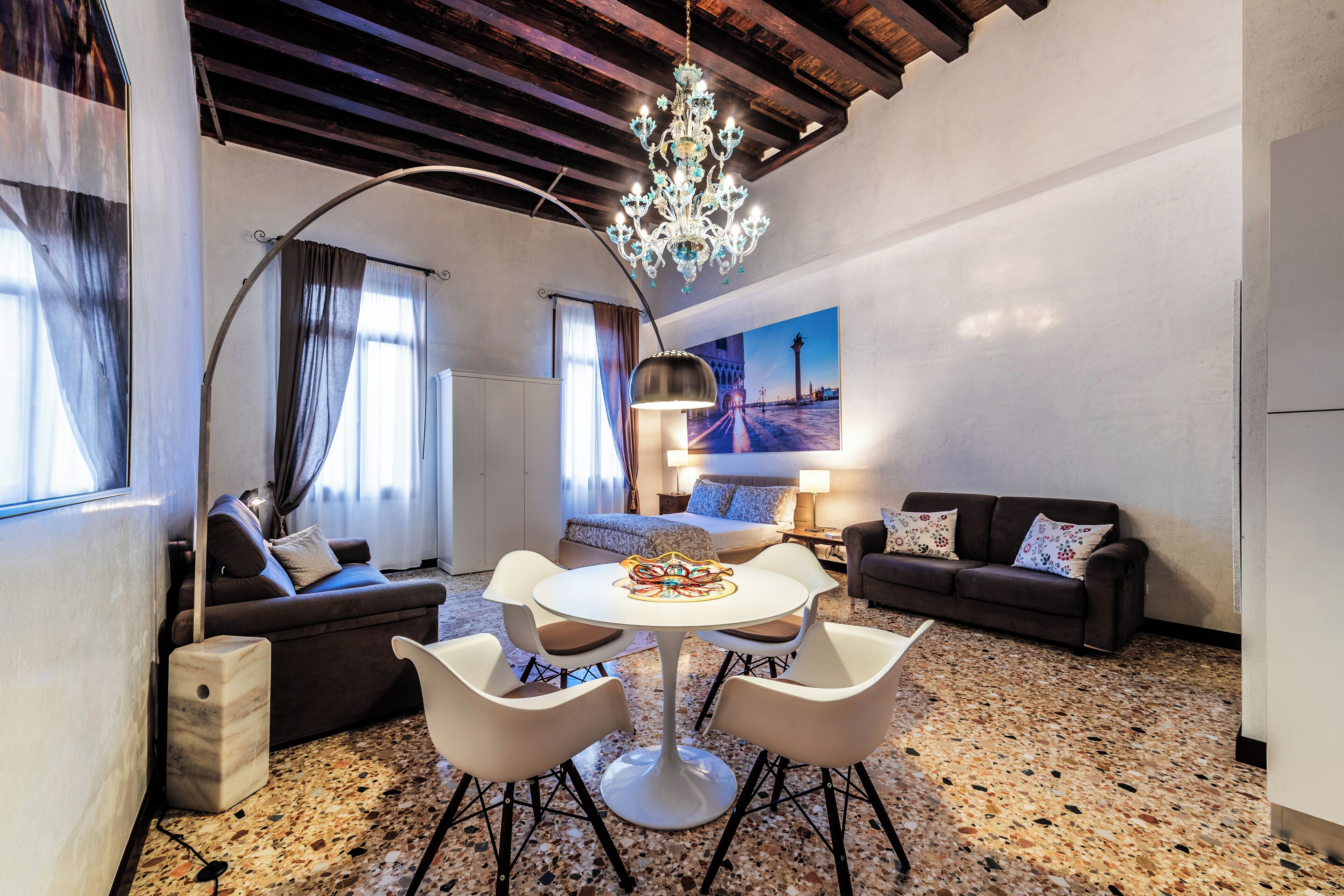 Estudio superior (Palazzo Ducale) | Caja fuerte, cortinas opacas, tabla de planchar con plancha