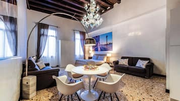 Estudio superior (Palazzo Ducale) | Caja fuerte, cortinas opacas, tabla de planchar con plancha
