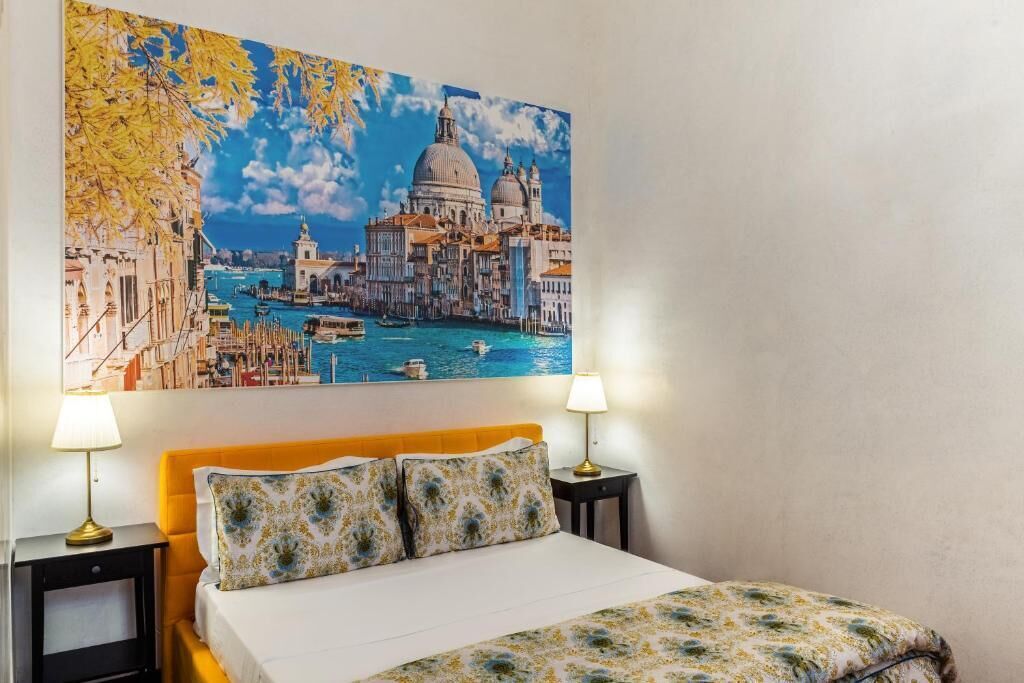 Ein Hotelzimmer mit einem Bett, zwei Nachttischlampen, einem Stadtbild und einem Nachttisch.