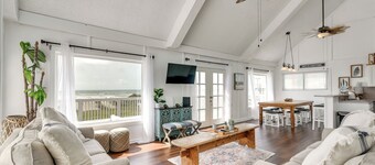 Beach House w/ Oceanfront Deck in Galveston!