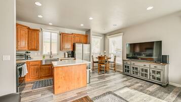 Coffee/tea maker, paper towels