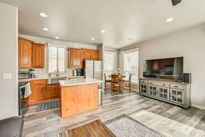 Coffee/tea maker, paper towels - Yuma Home w/ Fire Pit & Outdoor Community Pool! (Yuma)