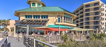 Destin Resort Studio w/ Pool - Walk to Beach!