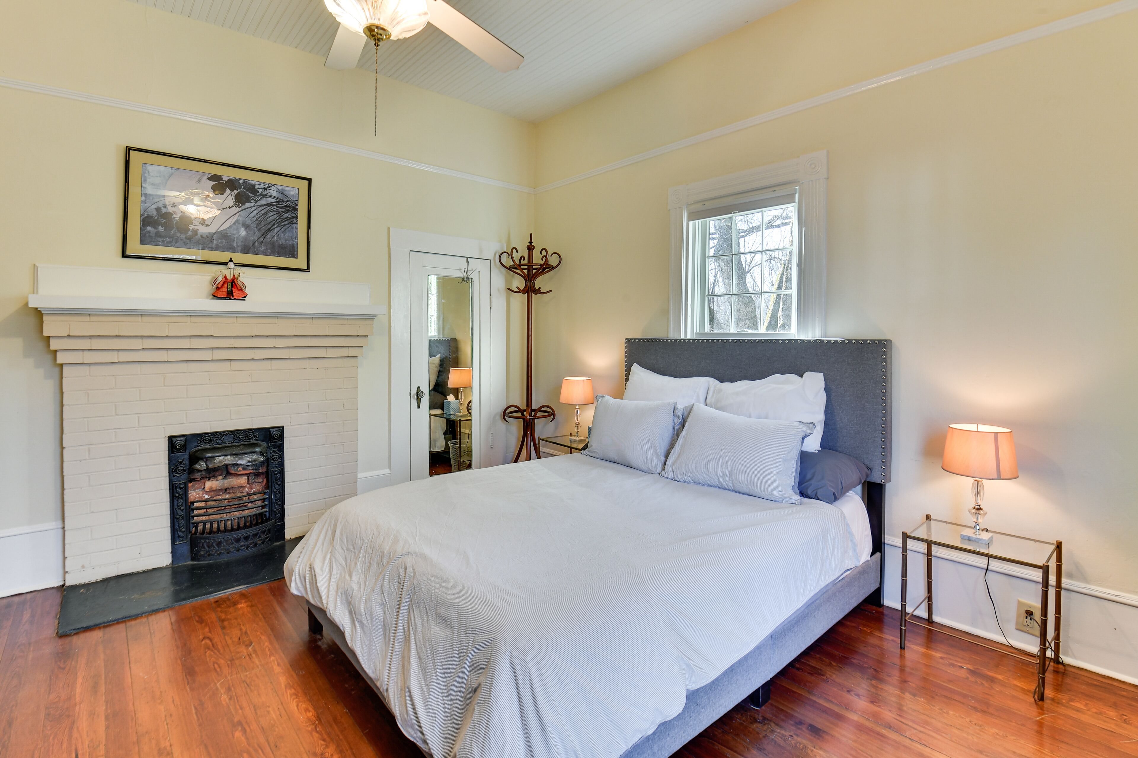 2 bedrooms, laptop workspace, iron/ironing board, bed sheets