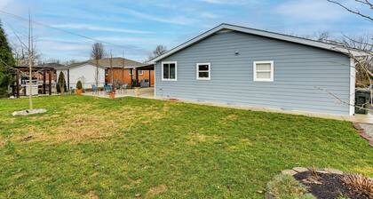 Family-friendly Home w/ Yard: 27 Mi to Nashville!