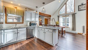 House (3 Bedrooms) | Private kitchen | Microwave, oven, stovetop, dishwasher - Poconos Hideaway in Arrowhead Lake w/ Game Room! (Pocono Lake)