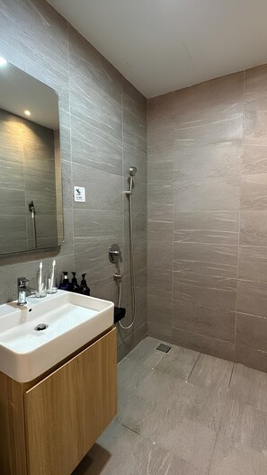 تجهيزات دش، مجففات شعر، مراحيض شطف، مناشف