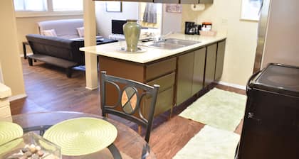 Spacious 4BD/2BA Tri-Level, Sleeps 12