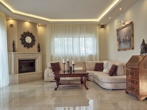 Smart TV, fireplace, DVD player, ping pong
