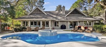 Beautifully Renovated, One Story, Private Pool w/Spa. 15 min. easy walk to Beach