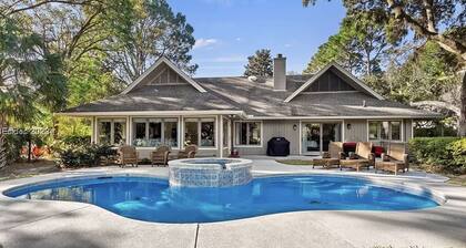 Beautifully Renovated, One Story, Private Pool w/Spa. 15 min. easy walk to Beach