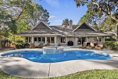 Beautifully Renovated, One Story, Private Pool w/Spa. 15 min. easy walk to Beach