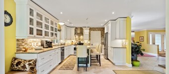 Beautifully Renovated, One Story, Private Pool w/Spa. 15 min. easy walk to Beach