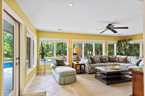 Smart TV, DVD player, books - Beautifully Renovated, One Story, Private Pool w/Spa. 15 min. easy walk to Beach (Hilton Head Island)