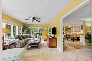 Smart TV, DVD player, books - Beautifully Renovated, One Story, Private Pool w/Spa. 15 min. easy walk to Beach (Hilton Head Island)