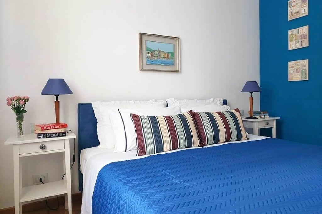 1 camera, una cassaforte in camera, una scrivania, ferro/asse da stiro