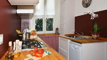 KĂŒhlschrank, Ofen, Herdplatte, GeschirrspĂŒler