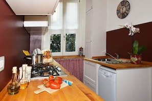 Een koelkast, een oven, een kookplaat, een vaatwasser