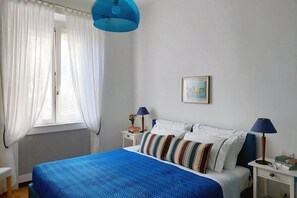 1 chambre, coffre-fort, bureau, fer et planche à repasser