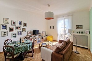 Smart TV, books - Little Broggi - 15mins walking from Central Station. (Milano)