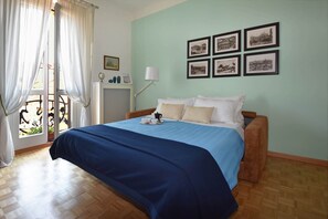 1 habitación, caja de seguridad en la habitación y escritorio 