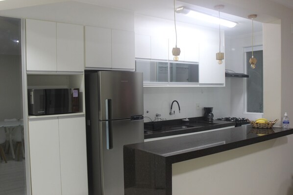 Geladeira, micro-ondas, fogão, cooktop